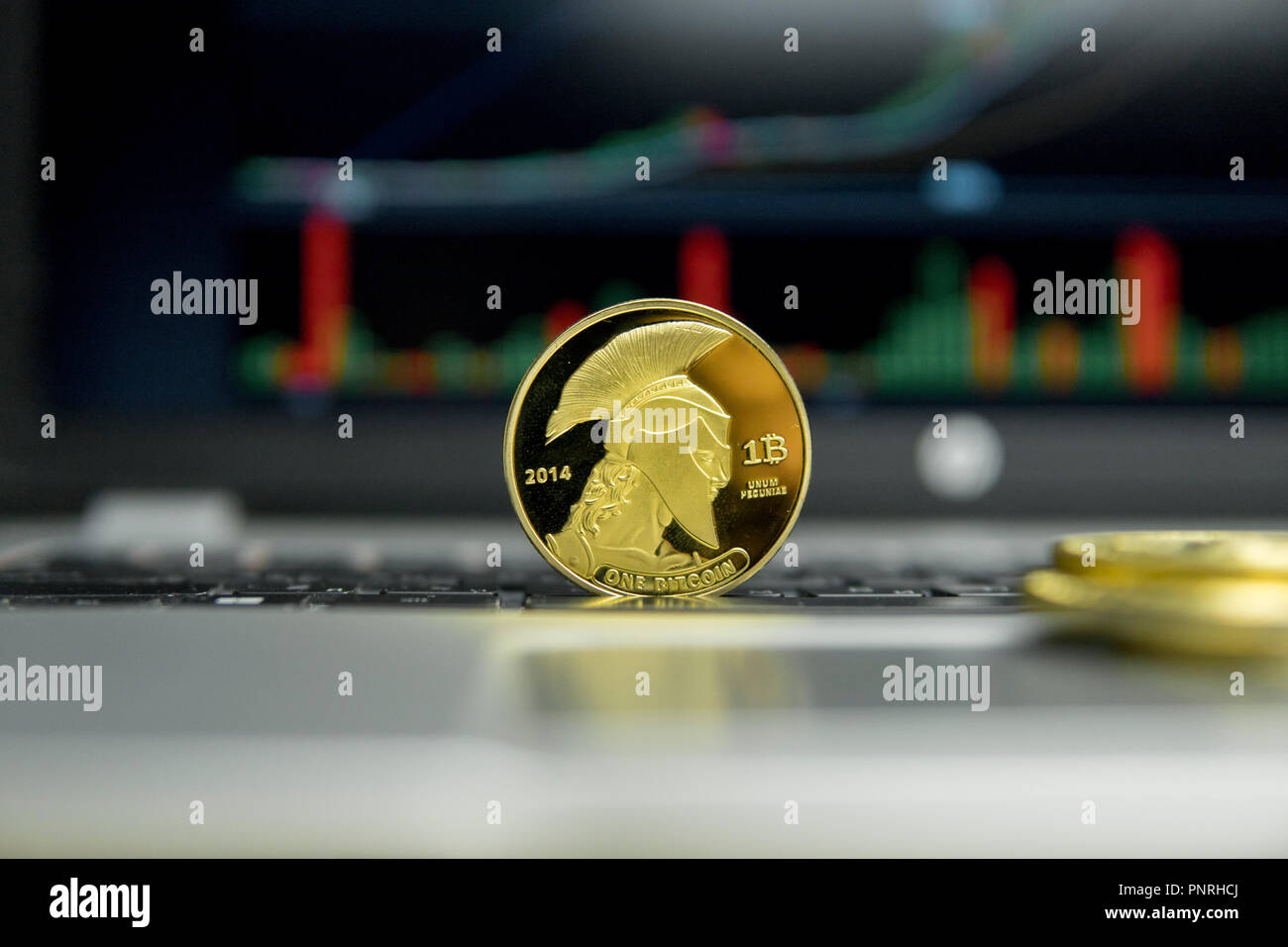 Golden Titan Bitcoin Munze Mit Goldmunzen Herum Liegen Auf Einem - 